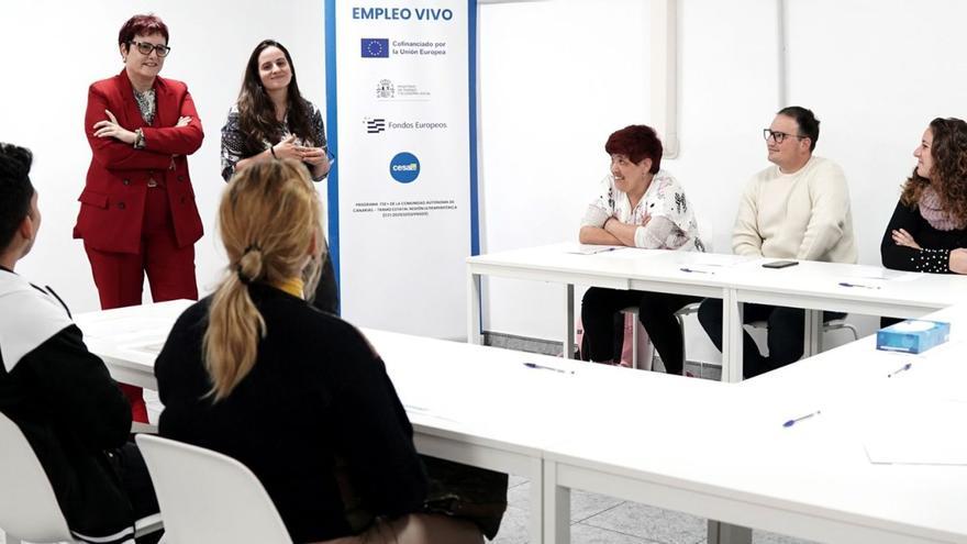 La consejera de Bienestar Social de Canarias durante su visita a la ONG Cesal. | EL DÍA
