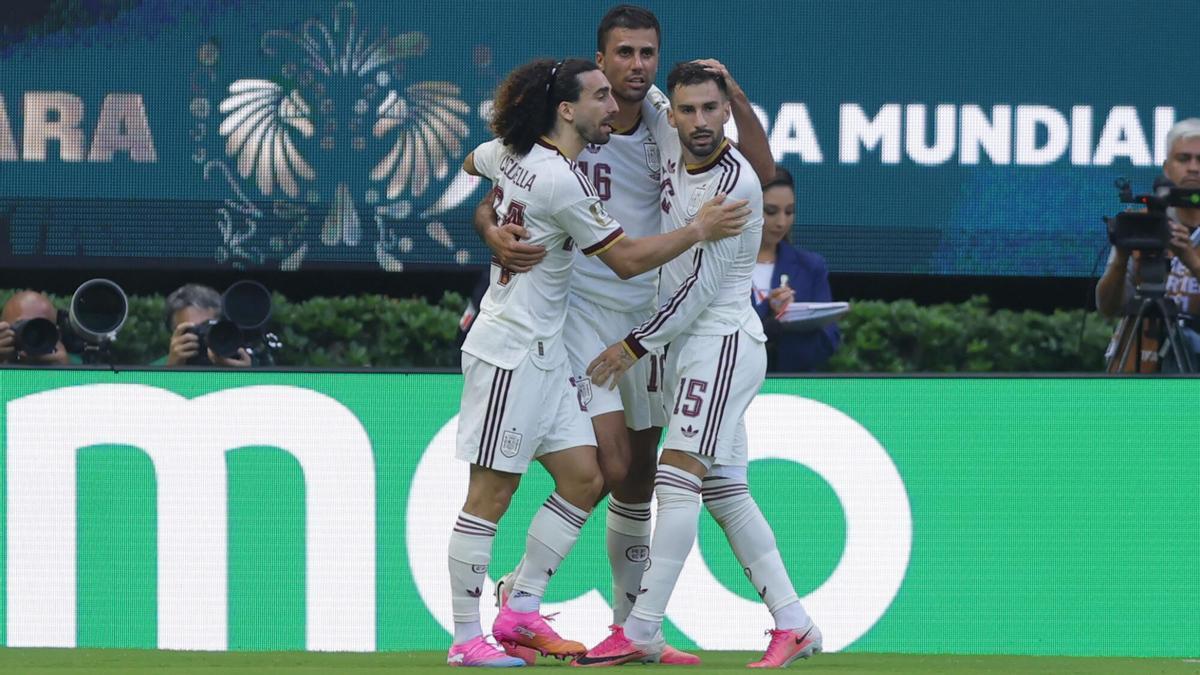 Jugadores de España celebran el gol de Baena, que trajo la victoria ante Uruguay.
