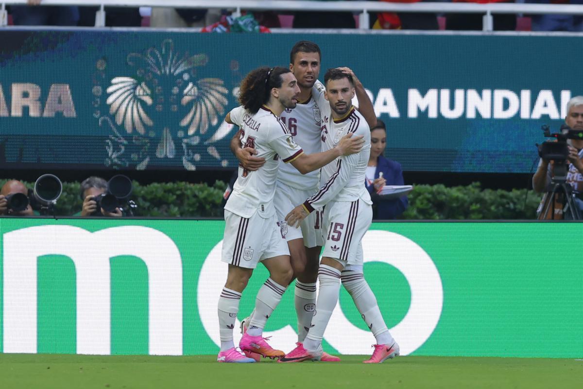 Los jugadores de España celebran el gol de Álex Baena