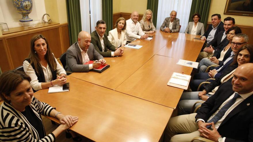 Carmen Moriyón, con los concejales de su gobierno, en el Ayuntamiento. | Ángel González
