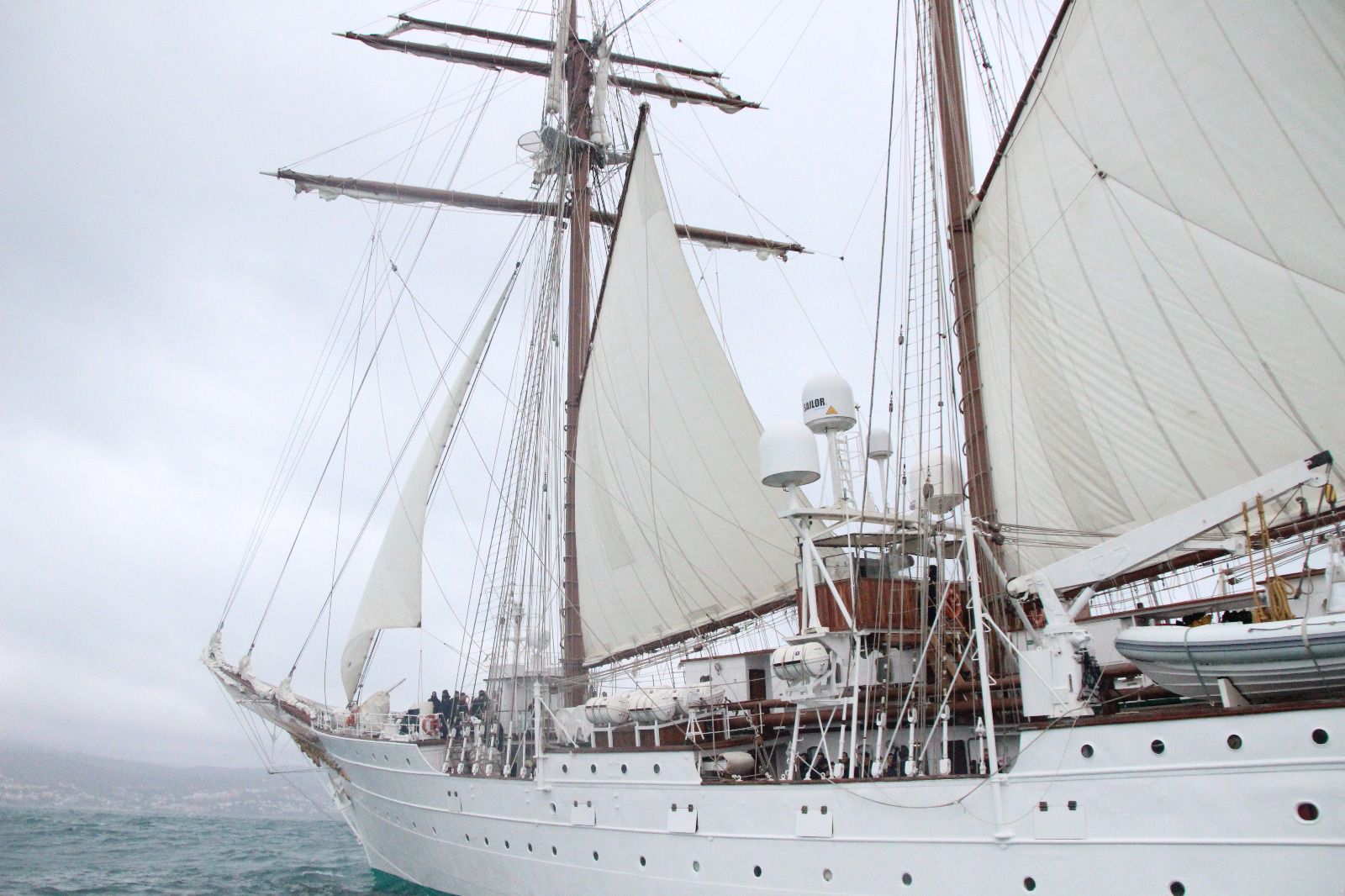 El buc escola Juan Sebastián Elcano entra a la badia de Roses