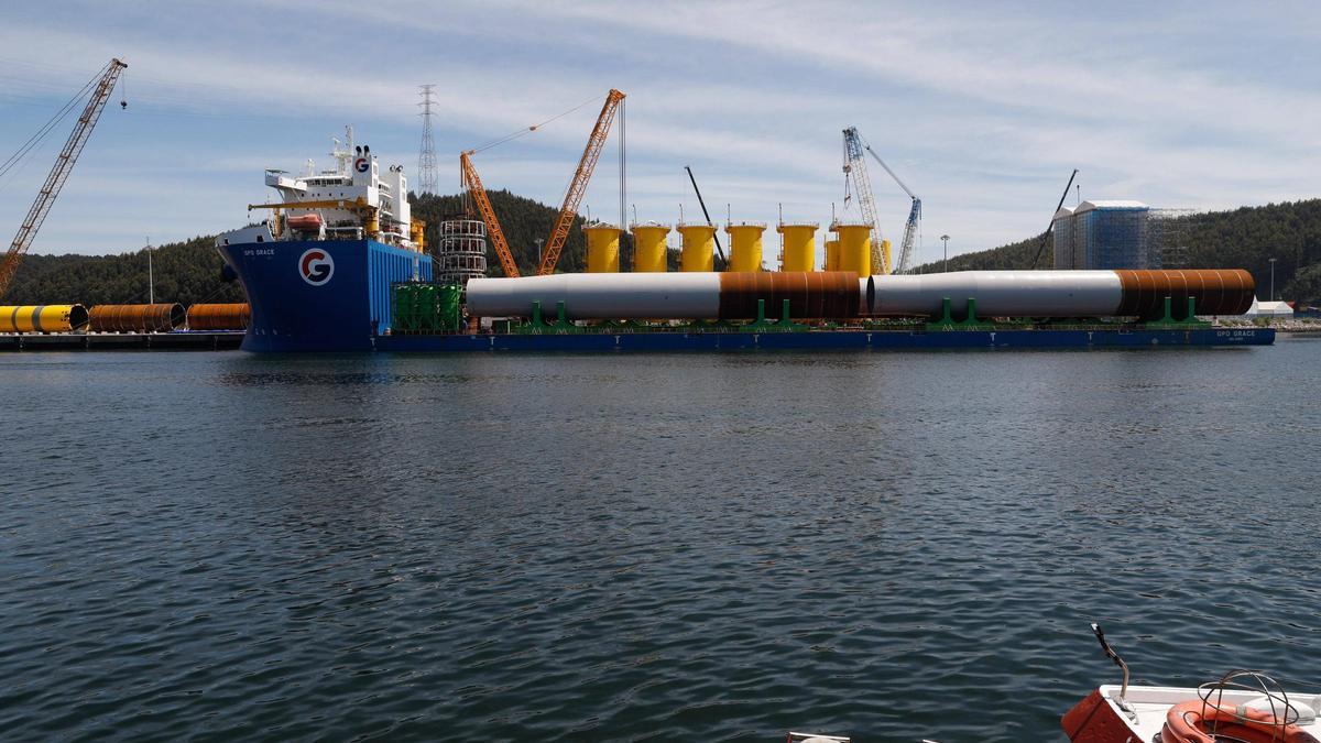 El &quot;GPO Grace&quot;, el buque de mayores dimensiones que ha atracado en el Puerto de Avilés.