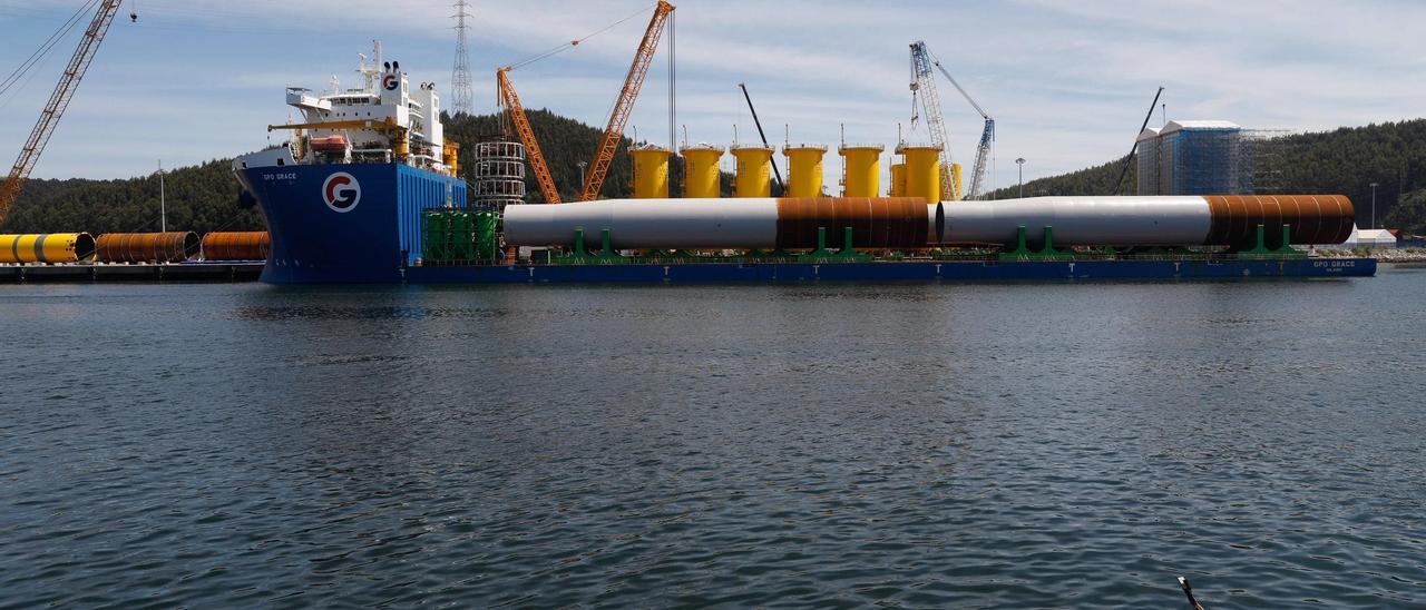 El &quot;GPO Grace&quot;, el buque de mayores dimensiones que ha atracado en el Puerto de Avilés.