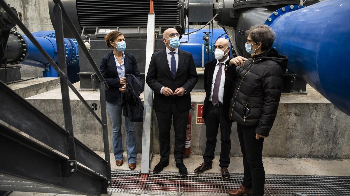 Clara San Damián, Jesús Julio Carnero y Pedro Pablo Ballesteros en la estación de bombeo del canal de riego Toro-Zamora, en Coreses.