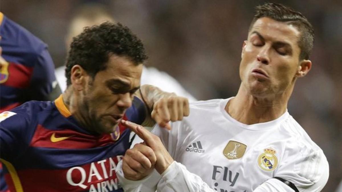 Alves, en un lance con CR7