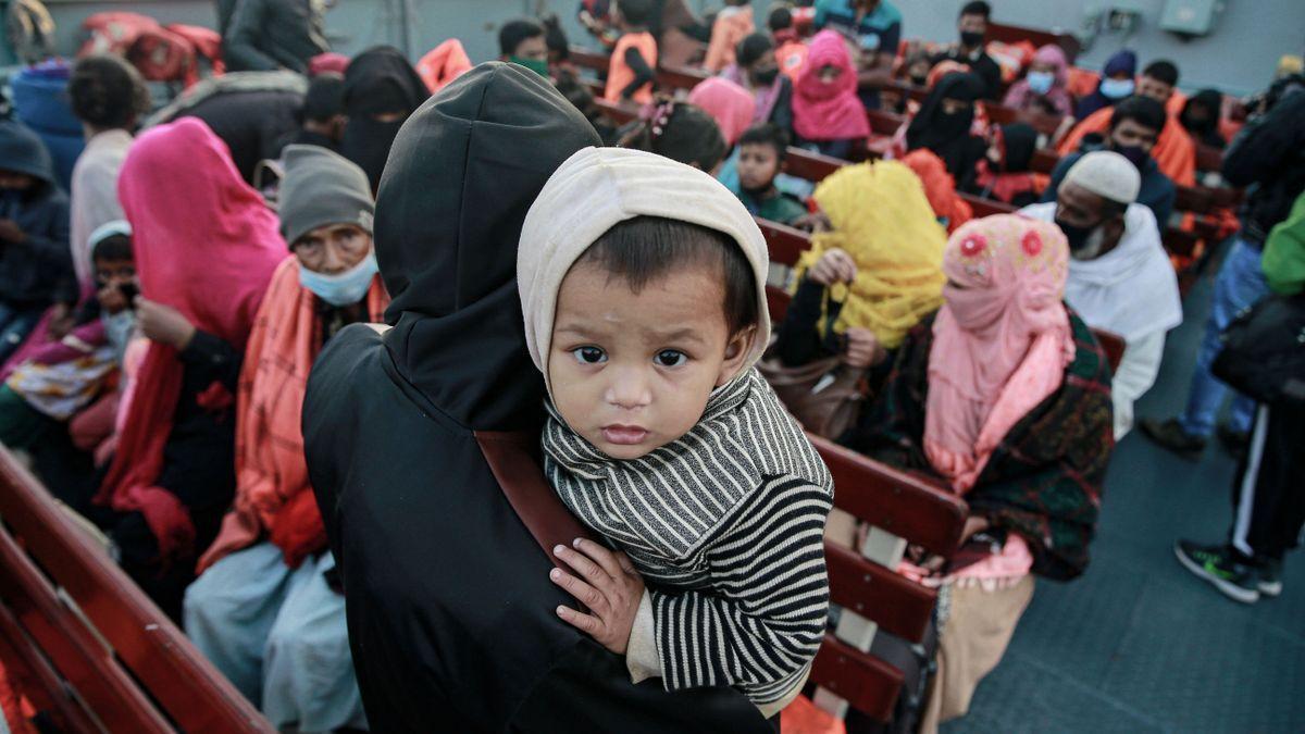 Un grupo de refugiados rohingyas a bordo de una embarcación.