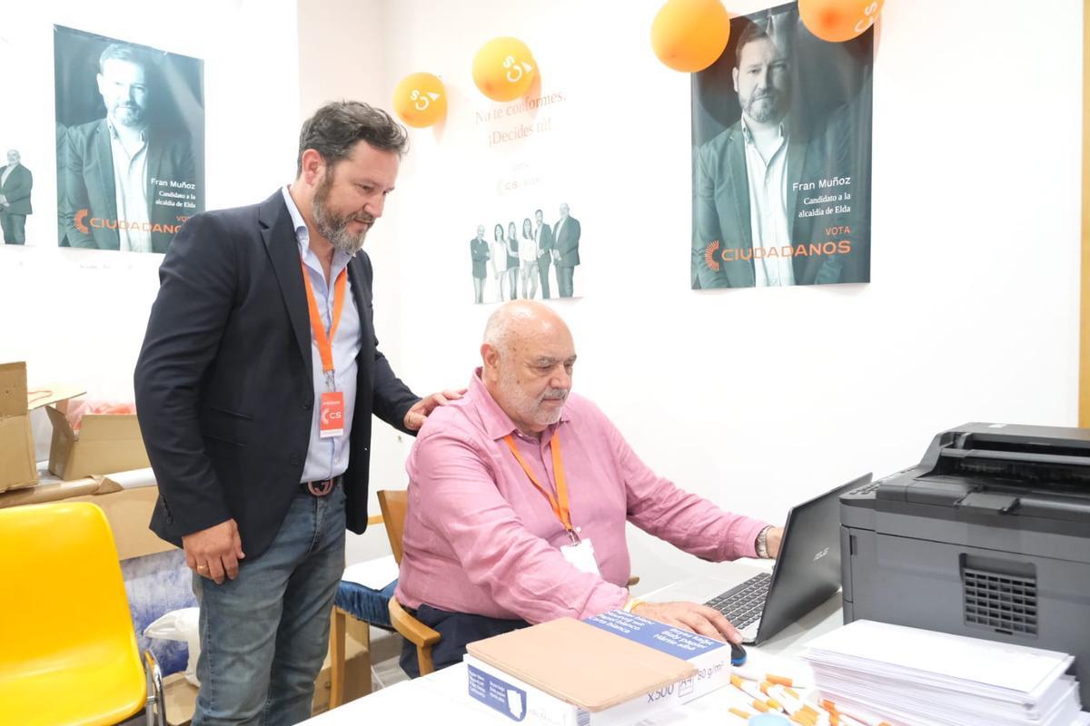 Fran Muñoz y José Joaquín Poveda, números 1 y 2 de Ciudadanos en Elda, siguiendo el escrutinio desde la sede situada en la Gran Avenida.