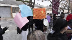 Manifestación contra el ’bullying’ en el instituto Llobregat de Sallent.