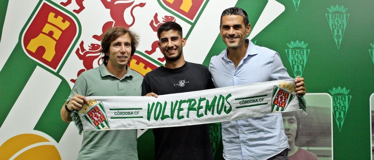 José Calderón posa junto a Juanito y Raúl Cámara durante su presentación oficial.