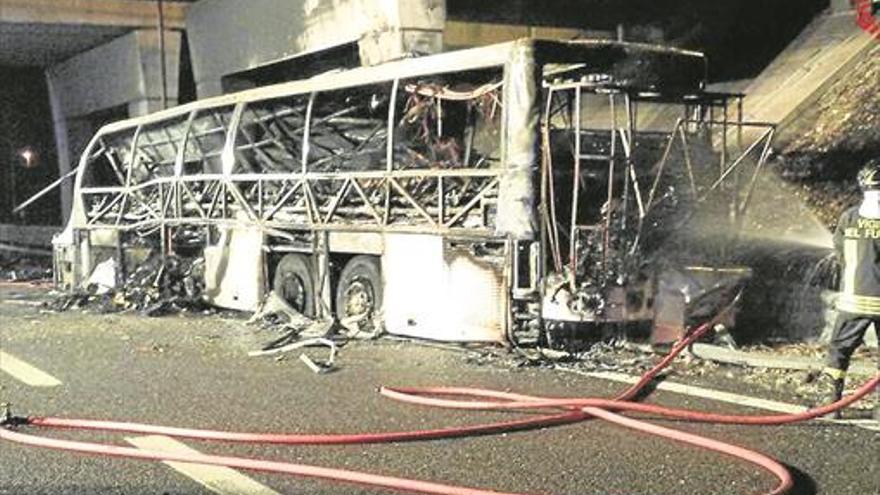 Mueren 16 viajeros húngaros en un accidente de autobús en Italia