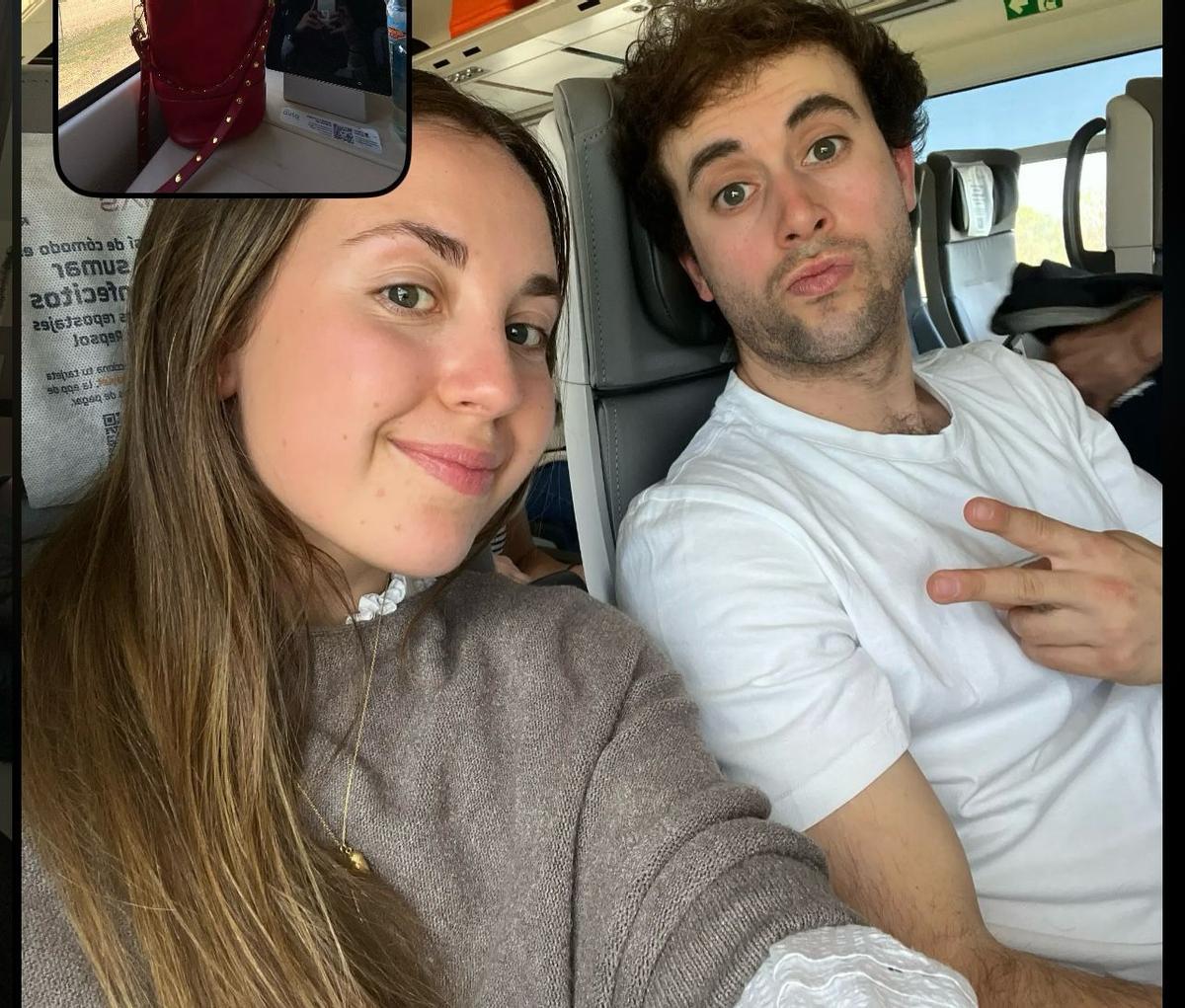 El selfi que se tomaron Javi y Karla justo después de que el tren se detuviera.