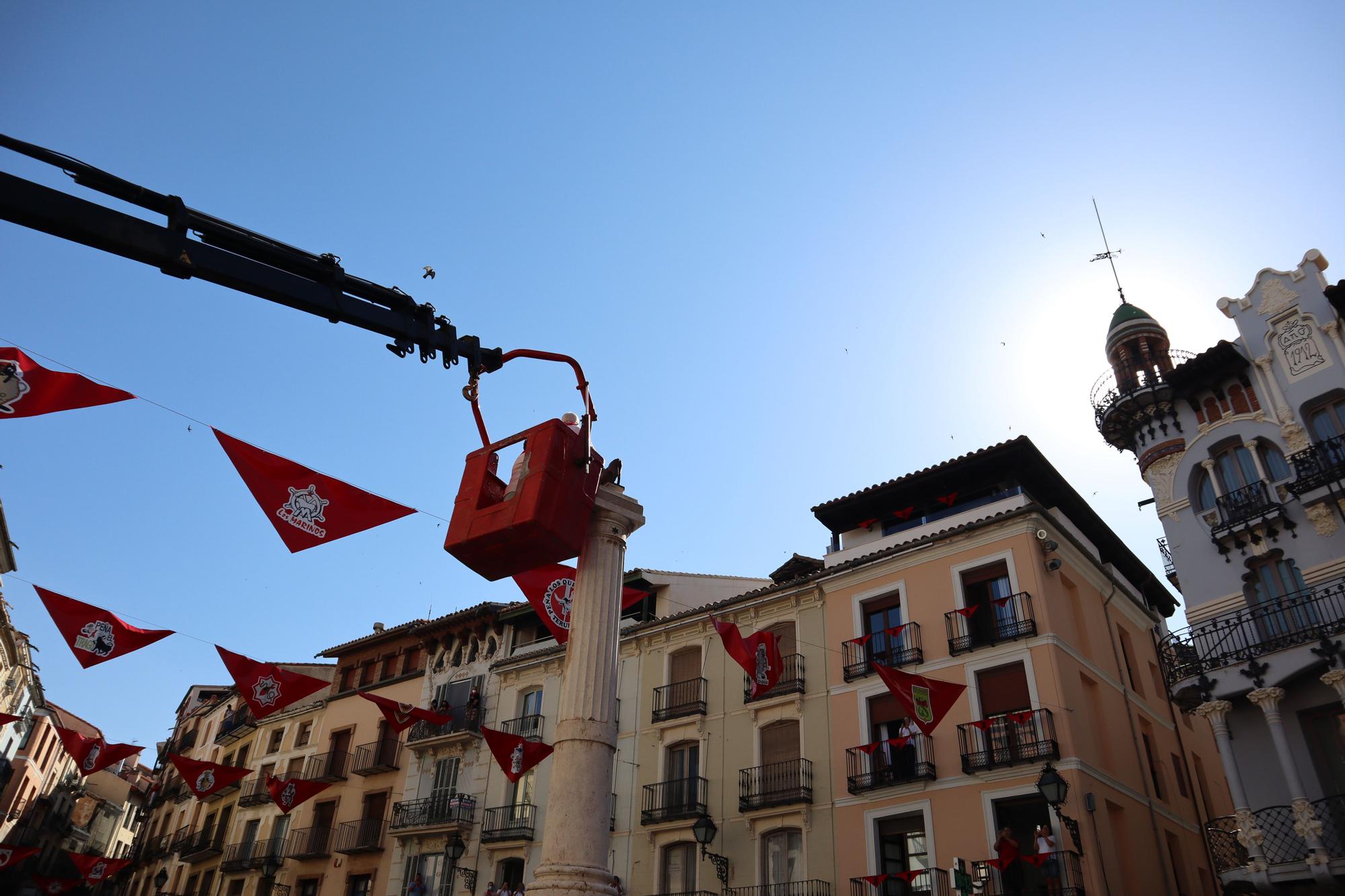 FOTOGALERÍA | La Peña El Agüelo sube en grúa para colocar el pañuelo al Torico de Teruel, en el segundo año sin Fiestas del Ángel