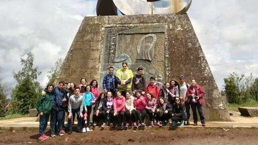 Los estudiantes riosellanos en el Monte do Gozo.