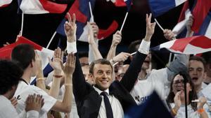 El candidato centrista Emmanuel Macron saluda al público durante un mitin en París, el 17 de abril.