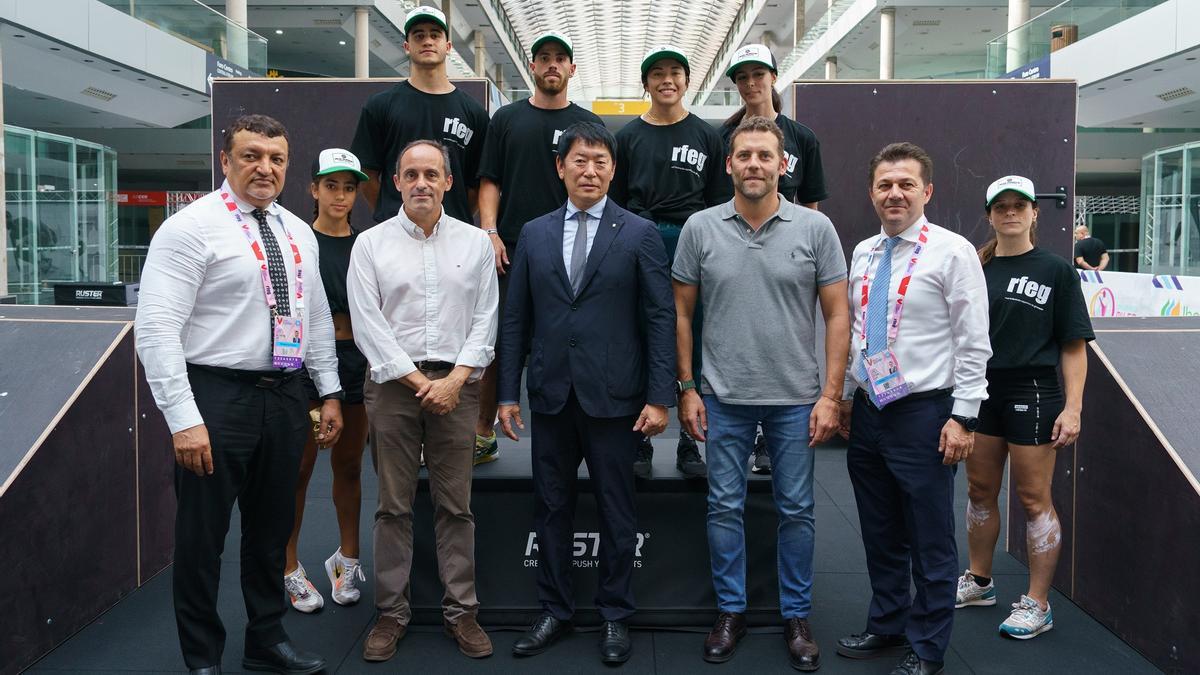 Morinari Watanabe, Presidente de la Federación Internacional de Gimnasia (FIG); Suat Celen y Ali Al-Hitmi, Vicepresidentes de la Federación Internacional de Gimnasia (FIG); Jesús Carballo, presidente de la RFEG, y Armando Nieto, presidente de Divina Seguros, junto con varios atletas de esta disciplina, en la primera exhibición del Parkour Tour.