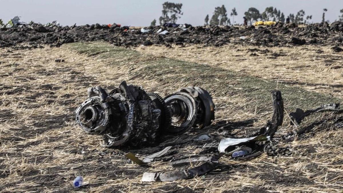 Restos del avión Boeing de Ethiopia Airlines siniestrado cerca de Bishoftu, a unos 60 kilómetros de Addis Abeba.