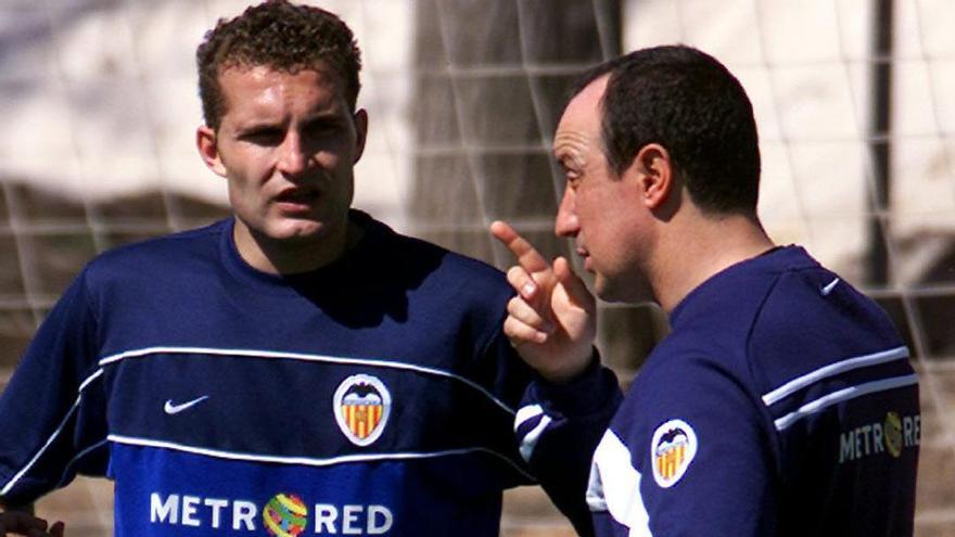 Una imagen de un entrenamiento en Paterna con Baraja y Benítez conversando durante la temporada 2001-2002