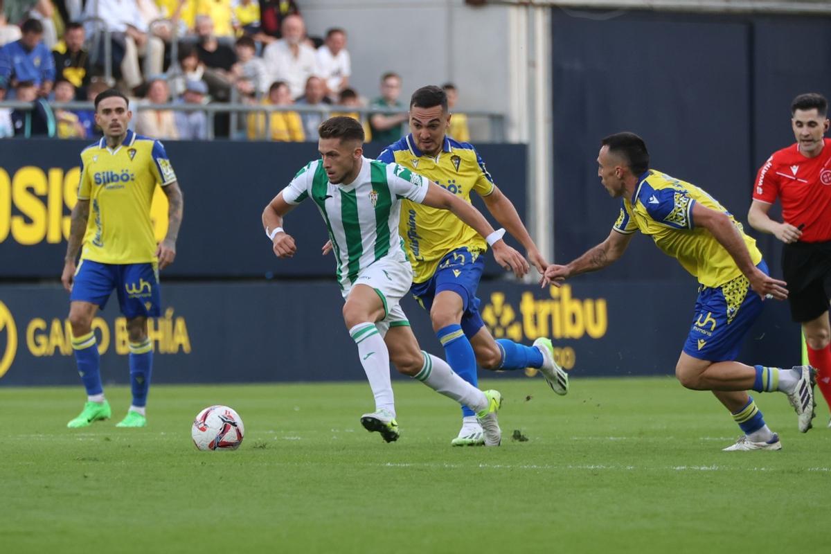 Isma Ruiz conduce el balón entre rivales cadistas en el Nuevo Mirandilla.