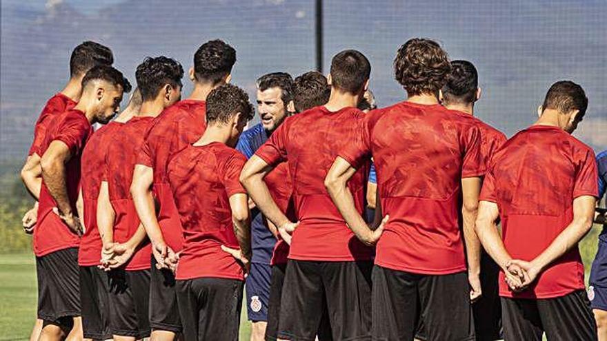 Juan Carlos Unzué arenga els seus jugadors abans de començar el primer entrenament de la pretemporada.