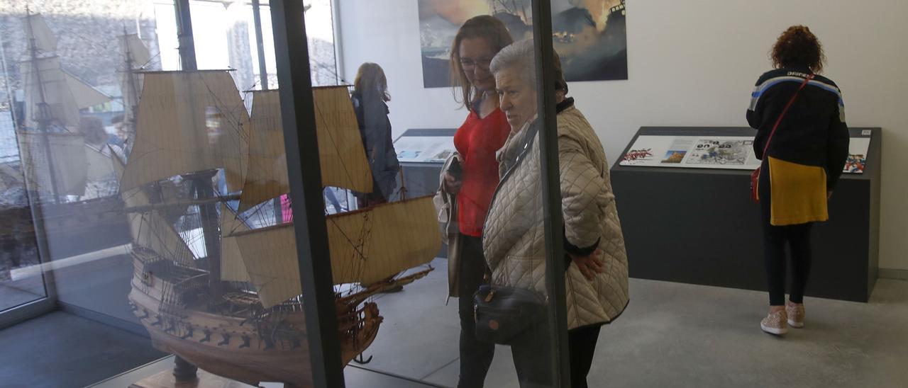 Unos visitantes observan una maqueta en el museo de Rande. / Ricardo Grobas