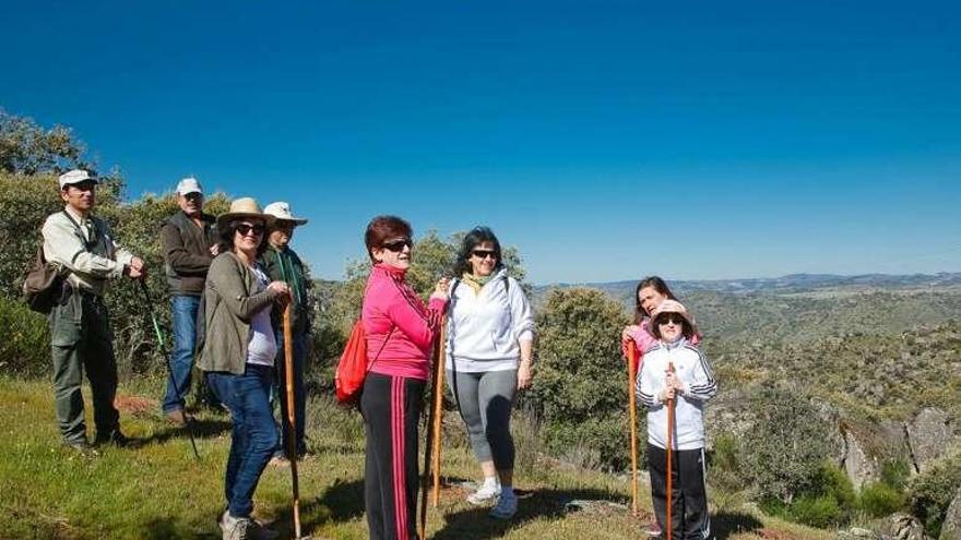 Un grupo de personas en un paseo por Arribes.