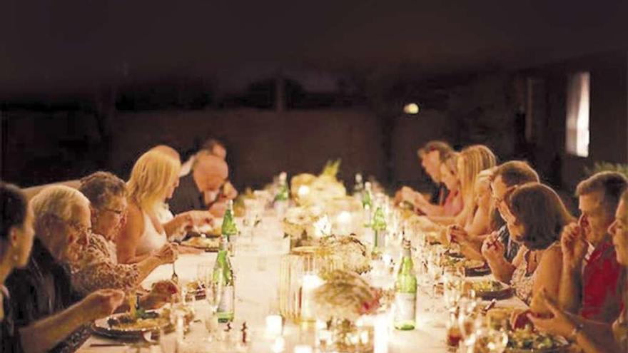 Un grupo de personas cenando al aire libre.