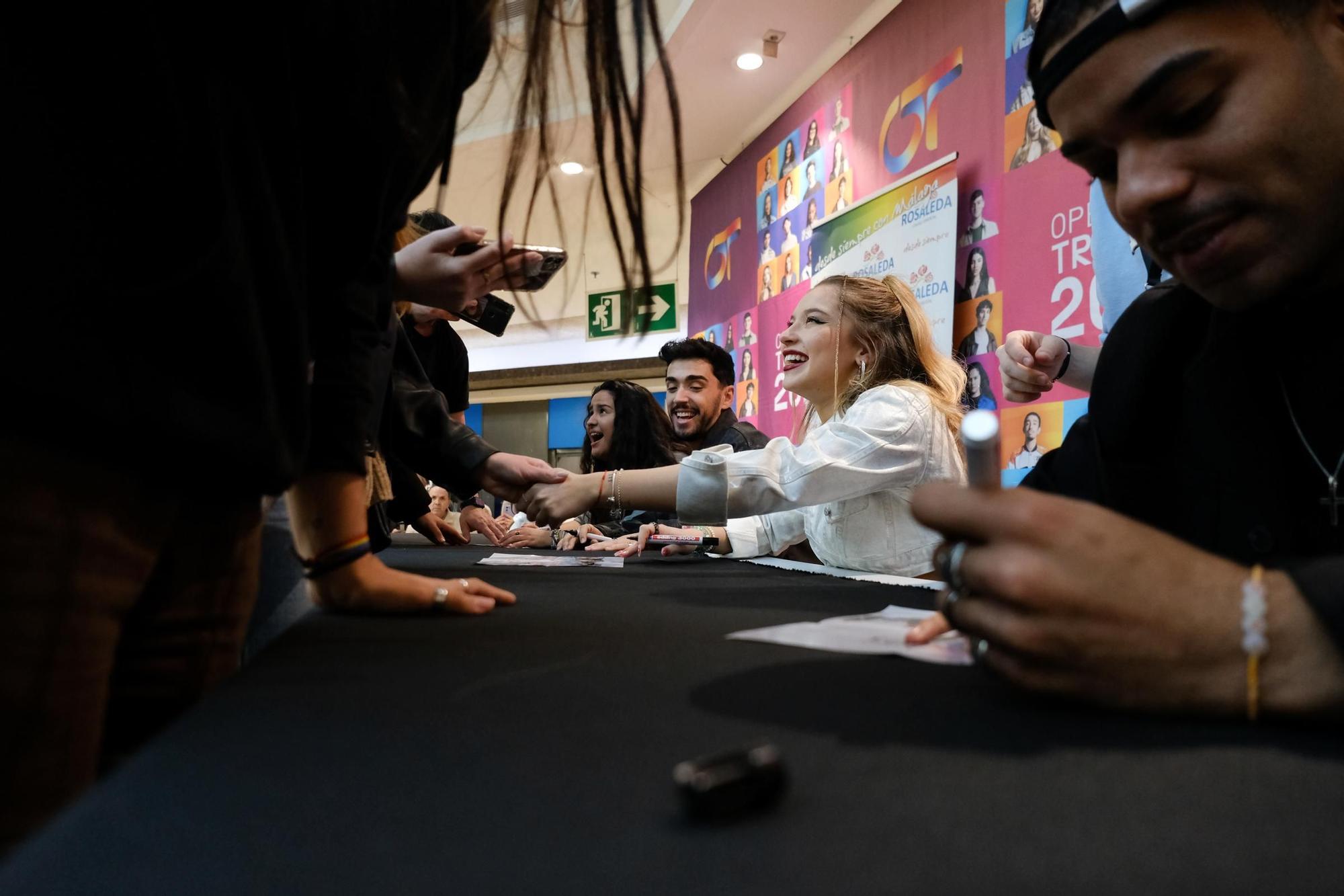 Firma de discos de Operación Triunfo 2023, en el centro comercial Rosaleda.