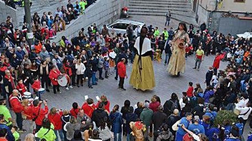 La plaça de Sant Pere durant la ballada de les gegantes participants a la trobada, ahir a la tarda