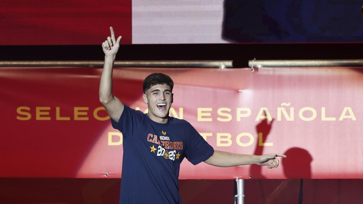 El jugador de la selección española Pau Cubarsi durante la celebración este lunes en la plaza de Cibeles de la conquista del Mundial 2026 por parte del combinado español.
