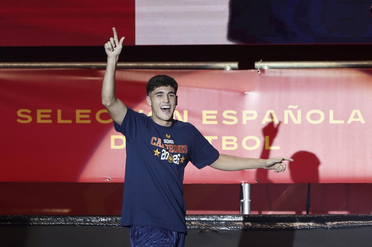 MADRID, 20/07/2026.- El jugador de la selección española Pau Cubarsi durante la celebración este lunes en la plaza de Cibeles de la conquista del Mundial 2026 por parte del combinado español. EFE/Sergio Pérez