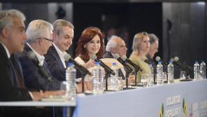 Cristina Fernández, junto a Rodríguez Zapatero y Baltasar Garzón, en el cierre del III Foro Mundial de Derechos Humanos en Buenos Aires.