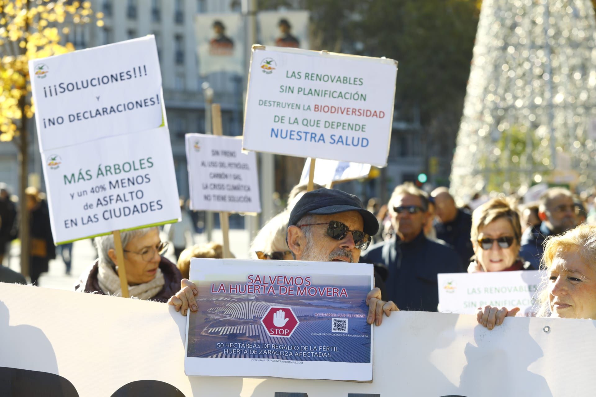 Cientos de personas se concentran contra el cambio climático en Zaragoza