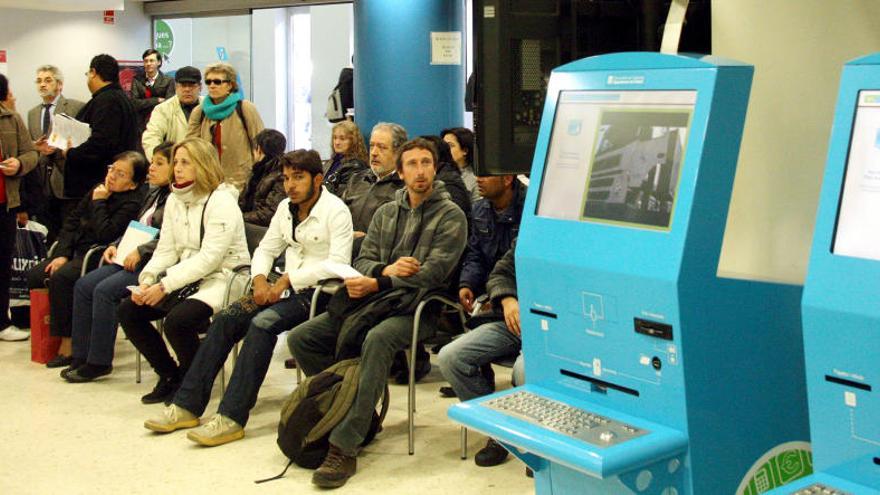 Usuaris fent cua en una oficina per tramitar la prestació d&#039;atur.