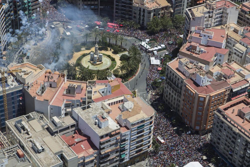 INFORMACIÓN fotografía la mascletà de Fuegos Artificiales del Mediterráneo desde el helicóptero de vigilancia de la Policía Nacional