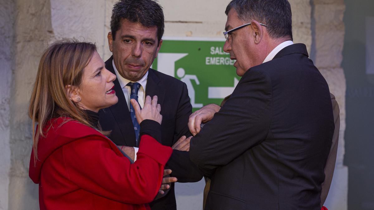 Carlos Mazón conversa con Pilar Bernabé y Enric Morera