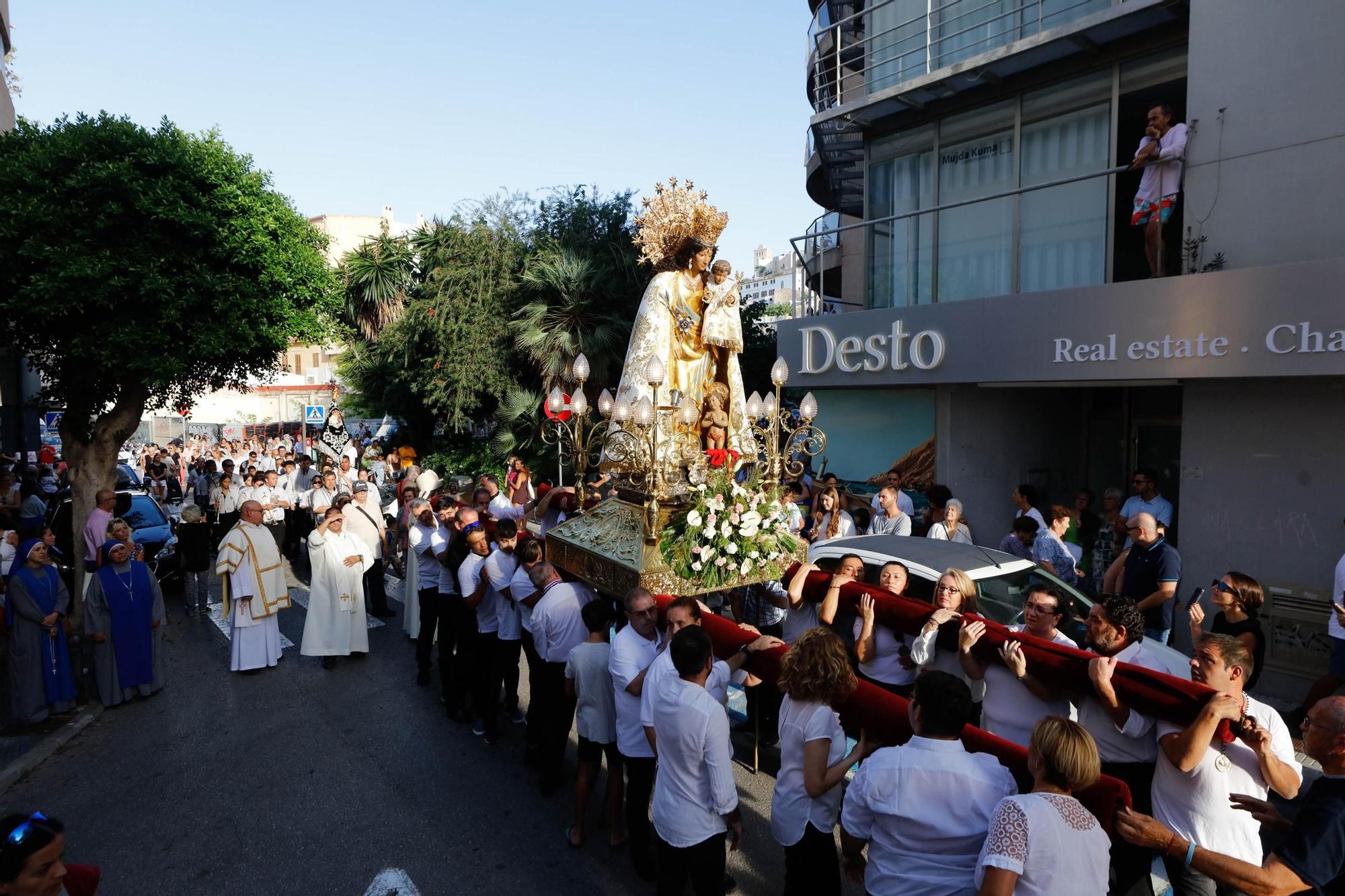 Mira las imágenes de la procesión de la parroquia de Santa Creu