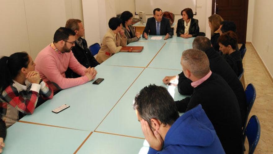 Espejo y Francisca Montiel, con los trabajadores de La Fonda.