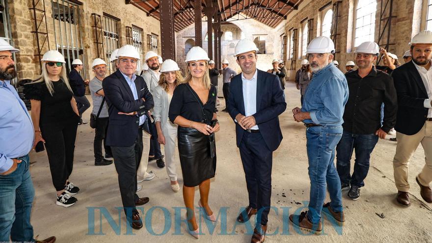 La consellera de Innovación, Nuria Montes, junto al alcalde de Alcoy, Toni Francés, entre otros, en su visita a las obras del complejo de Rodes.