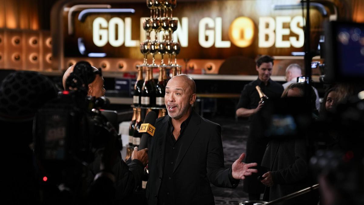 Jo Koy ultimando los detalles de la gala de los Globos de Oro.