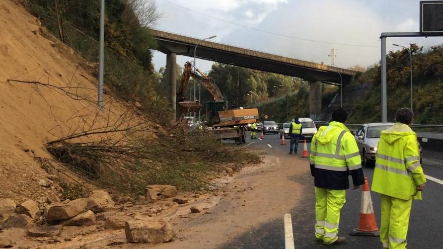 Desprendimiento de tierra en la AP-9 en Vigo