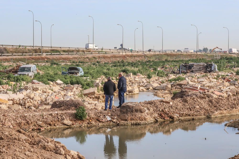 Pablo Casado, Isabel Bonig y Carlos Mazón visitan la zona en la que se rompió la mota del río en Almoradí