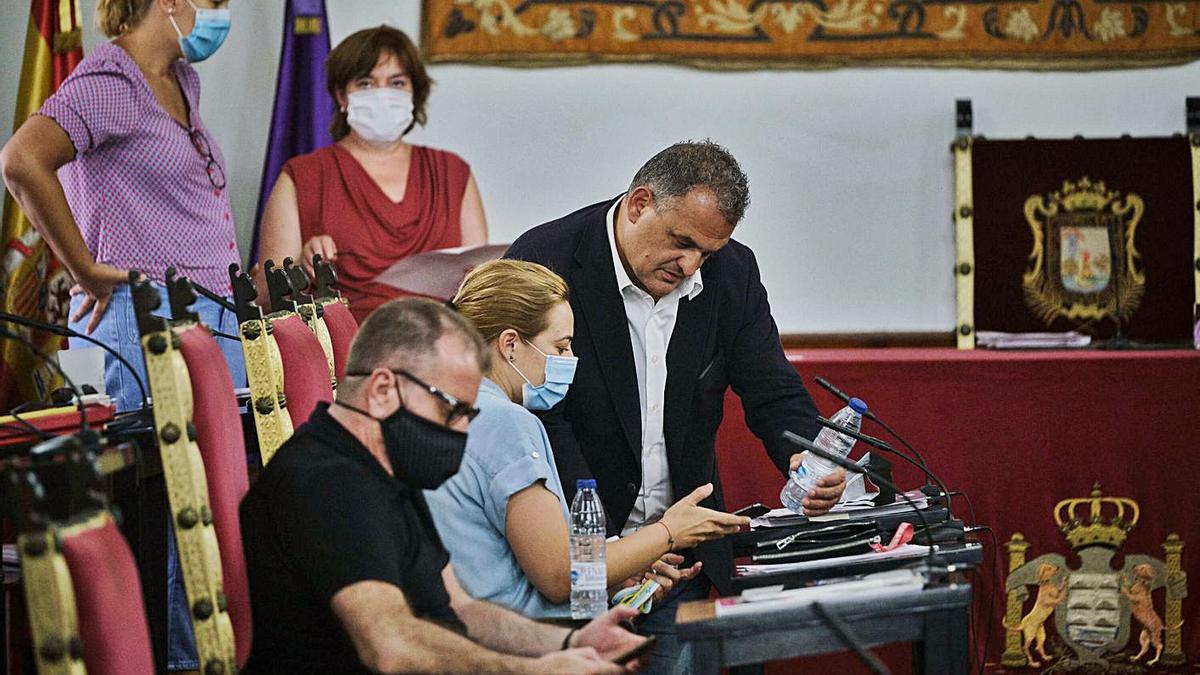 José Alberto Díaz (de pie), durante un pleno del Ayuntamiento de La Laguna.