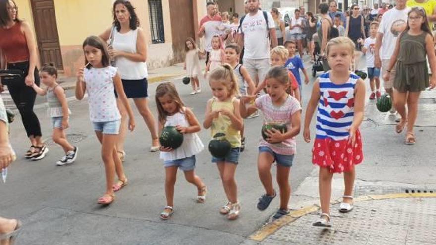 Algunos de los participantes en el pasacalle del «farolet».