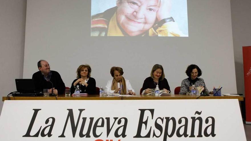 Por la izquierda, Luimi Piñera, Yolanda Camello, Paz Fernández Felgueroso, Paloma Llanos y Cuca Alonso.