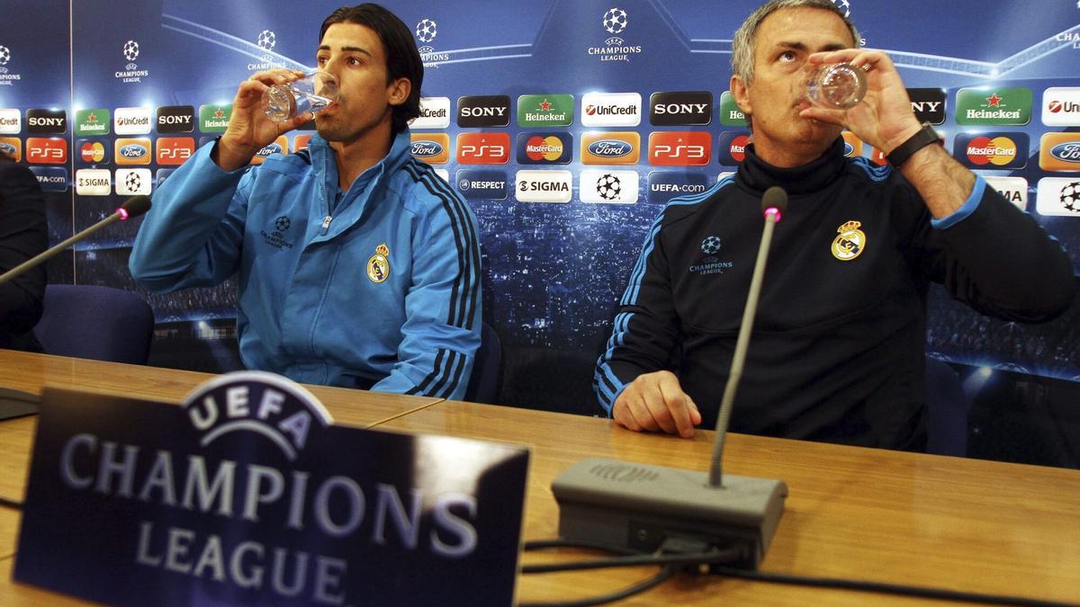 El centrocampista alemán Sami Khedira bebe agua junto a José Mourinho durante una rueda de prensa en Nicosia antes de un partido de Champions del Real Madrid