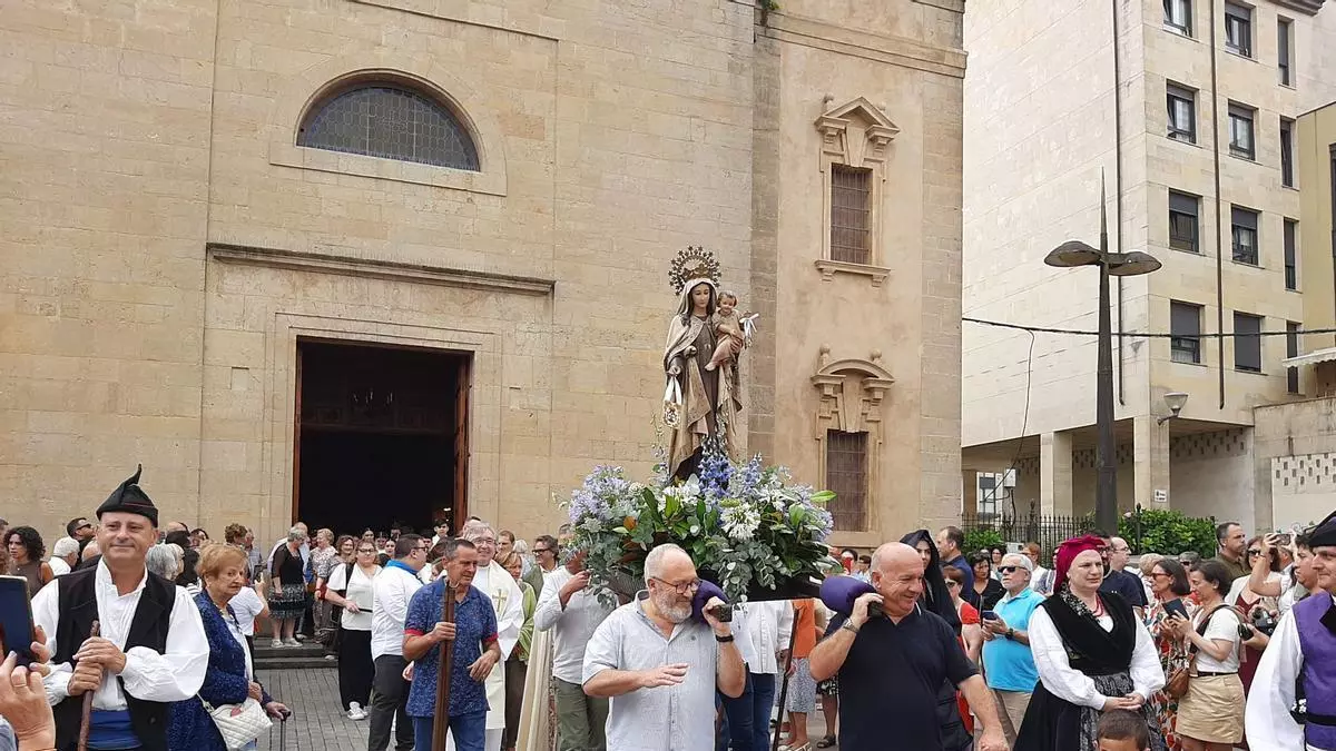 El Carmen reúne a una multitud en una misa reivindicativa para recuperar la Sociedad de Festejos: "Como vecinos, tenemos que implicarnos"