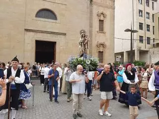 La misa y procesión del Carmín de la Pola, en imágenes