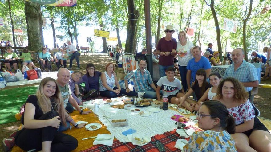 San Roque vuelve a llenar de fiesta las calles de Tineo