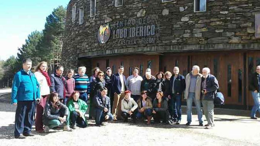 Los participantes en el foro de la Escuela de Alcaldes ante el Centro Temático del Lobo, en Robledo.