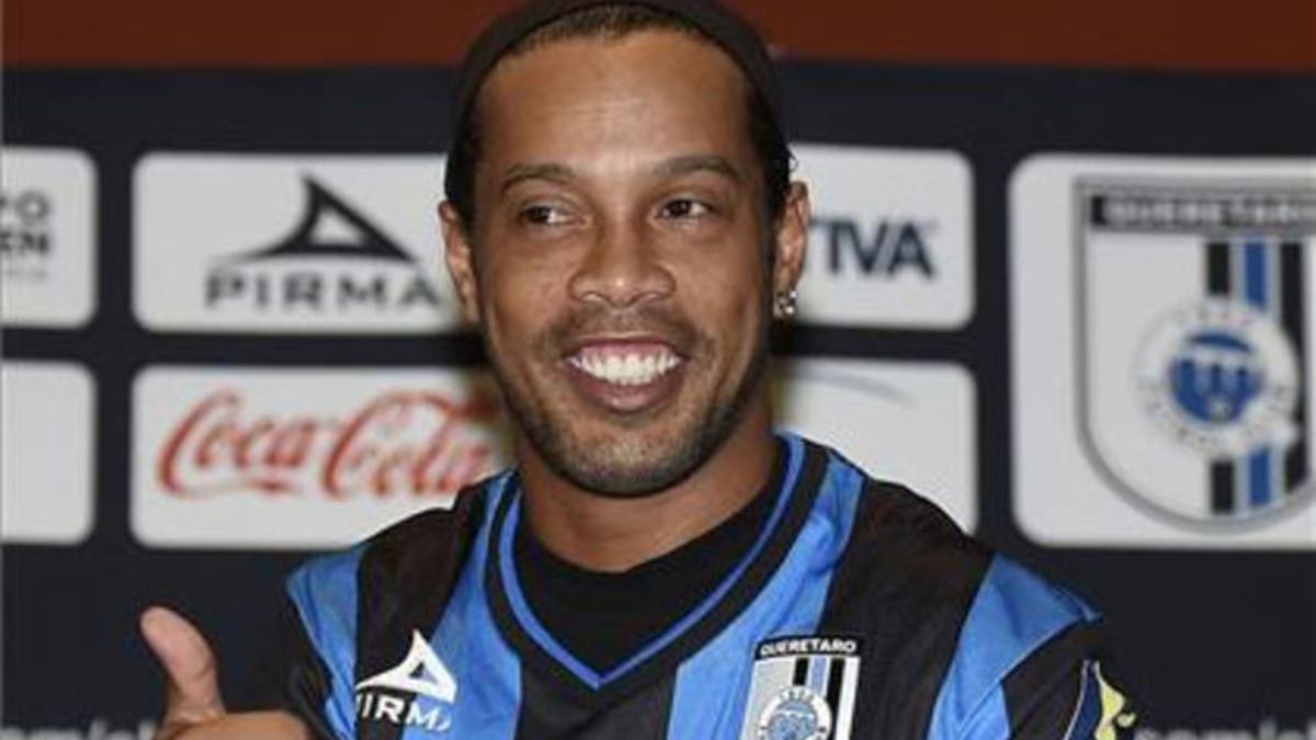 Ronaldinho contento por el regalo de Lebron James